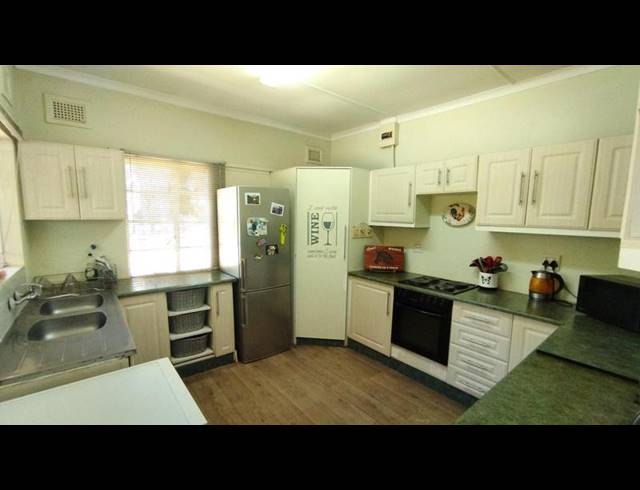 3 BEDROOM HOUSE FOR SALE IN PRESTBURY